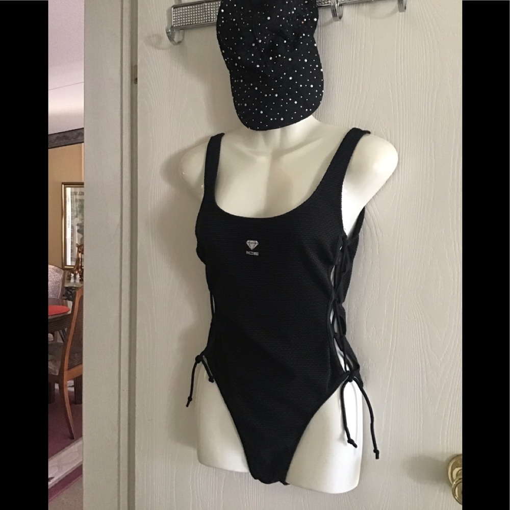 Ice Gear swimsuit one piece black size L stretchy 🌹
